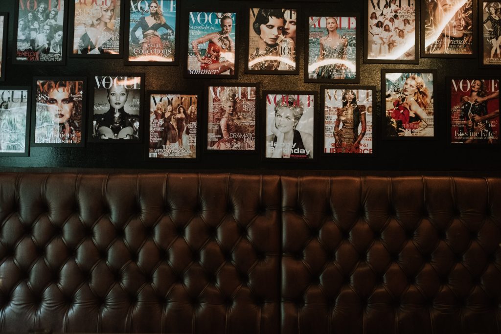 Vogue Cover als Deko in der Hochzeitslocation Villa Rheinperle in Duisburg