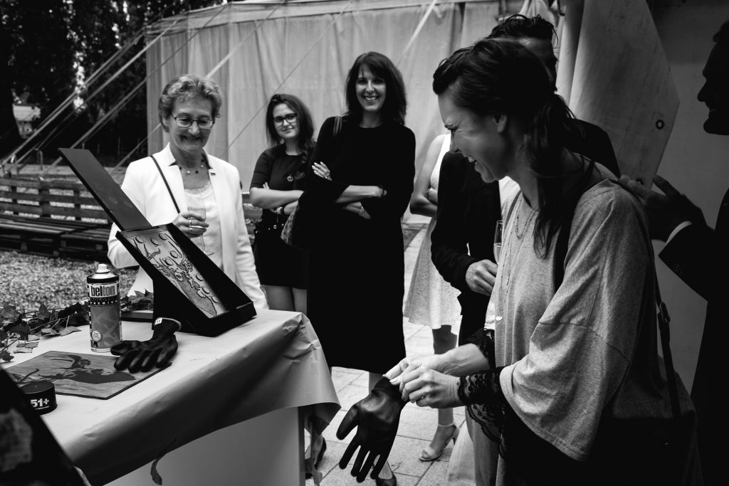 Gäste einer Hochzeit sprayen Holzbilder