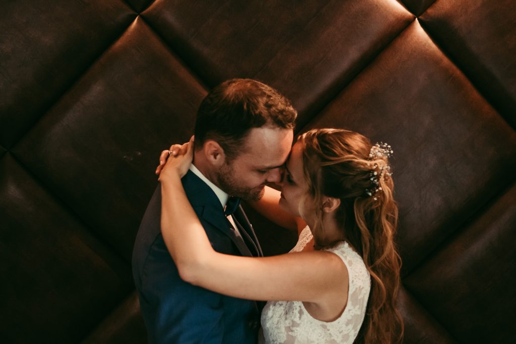 Portrait eines Brautpaares vor einer Lederwand