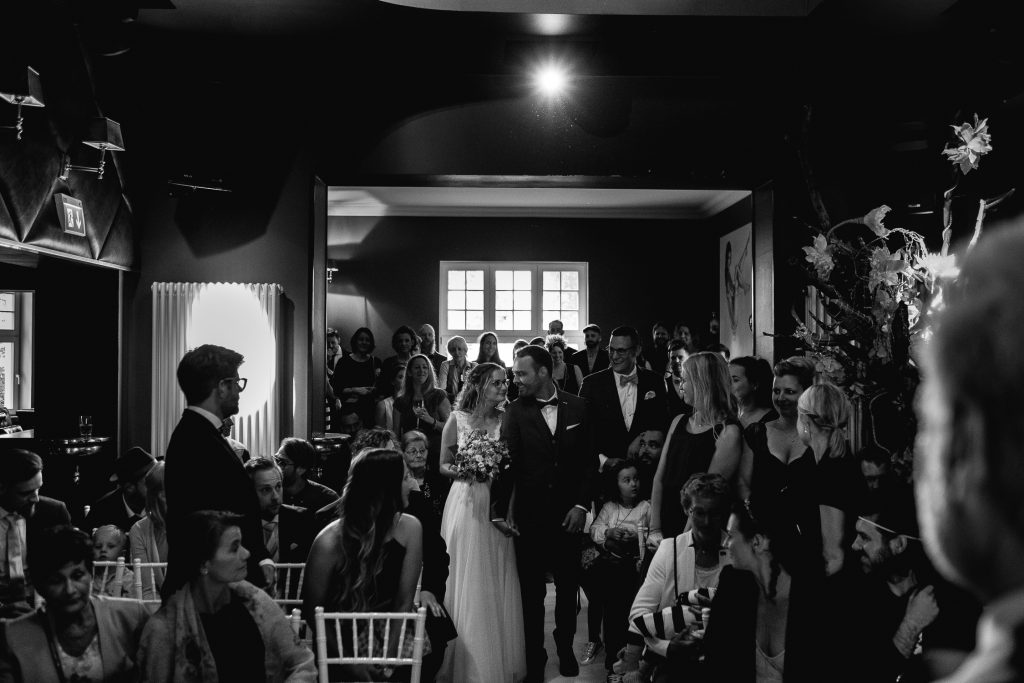 Einzug des Brautpaares bei einer freien Trauung in der Villa Rheinperle