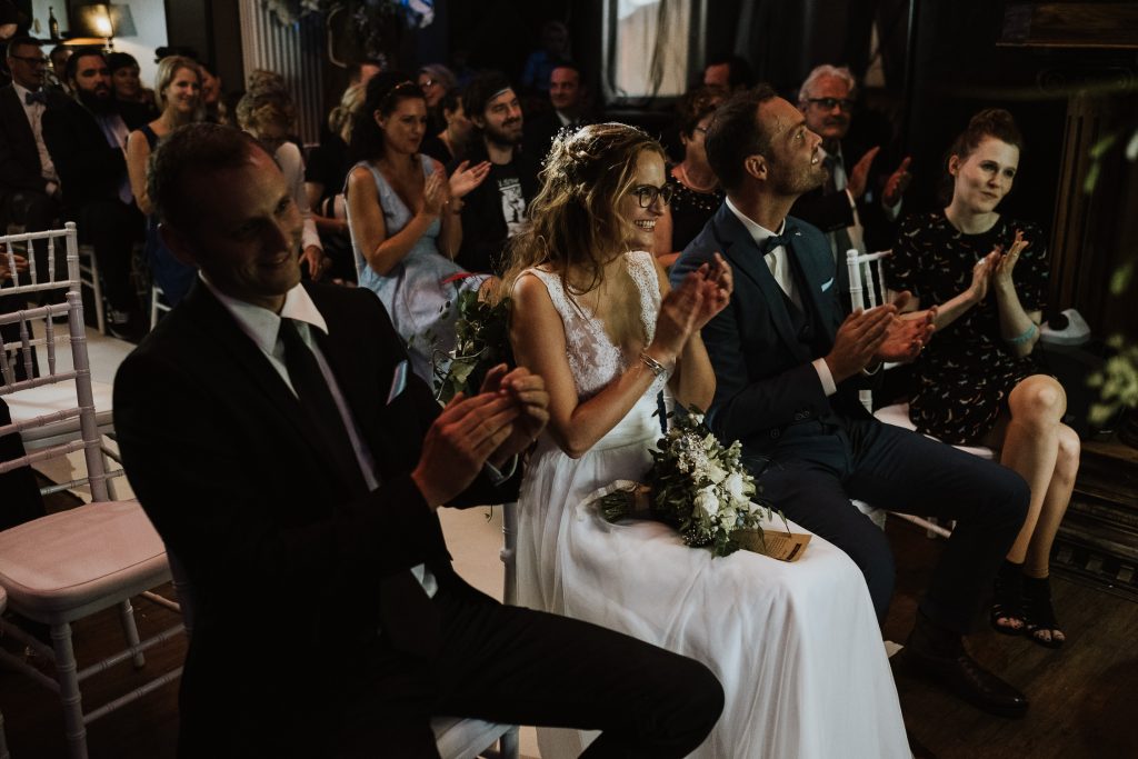 Brautpaar und Trauzeugen applaudieren während der freien Trauung in der Villa Rheinperle in Duisburg