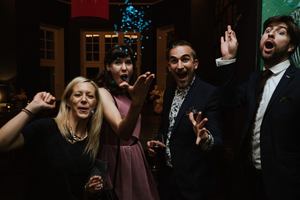 Gäste werfen Konfetti auf einer Hochzeitsparty in der Villa Rheinperle in Duisburg