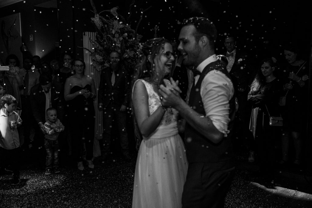 Brautpaar tanzt im Konfettiregen auf der Tanzfläche der Villa Rheinperle in Duisburg