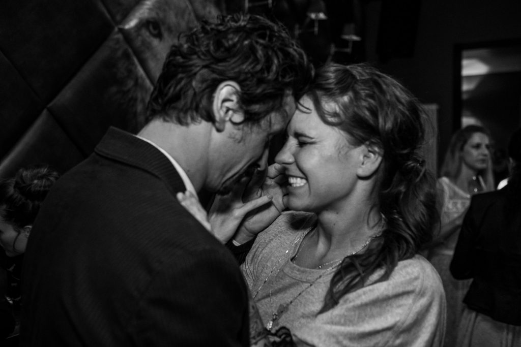 Gäste tanzen auf der Party einer Hochzeit in der Villa Rheinperle in Duisburg