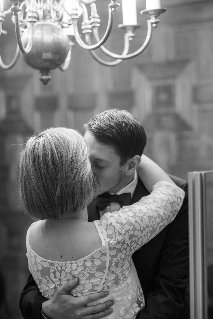 Brautpaar küsst sich im Standesamt Mühlheim