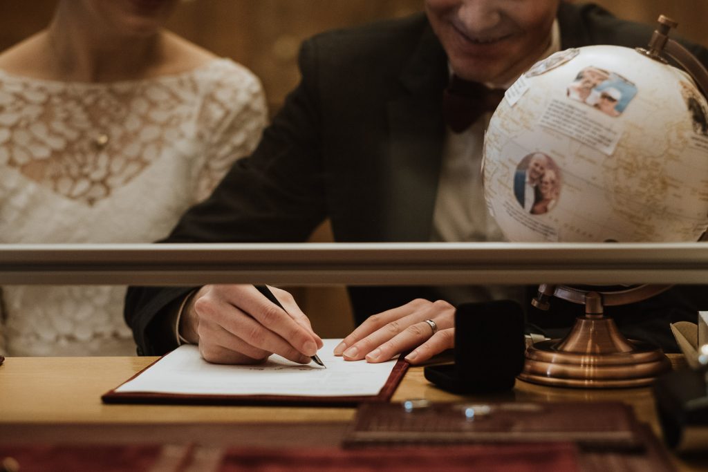 Brautpaar unterschreibt Eheurkunde im Standesamt Mühlheim