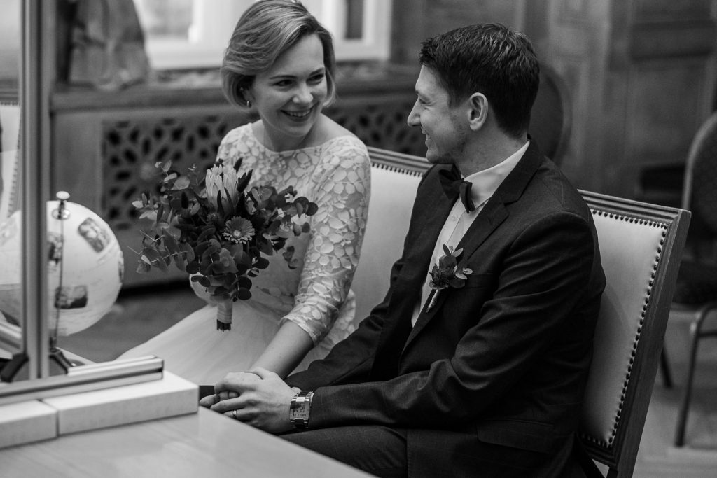 Braut schaut Bräutigam verliebt an