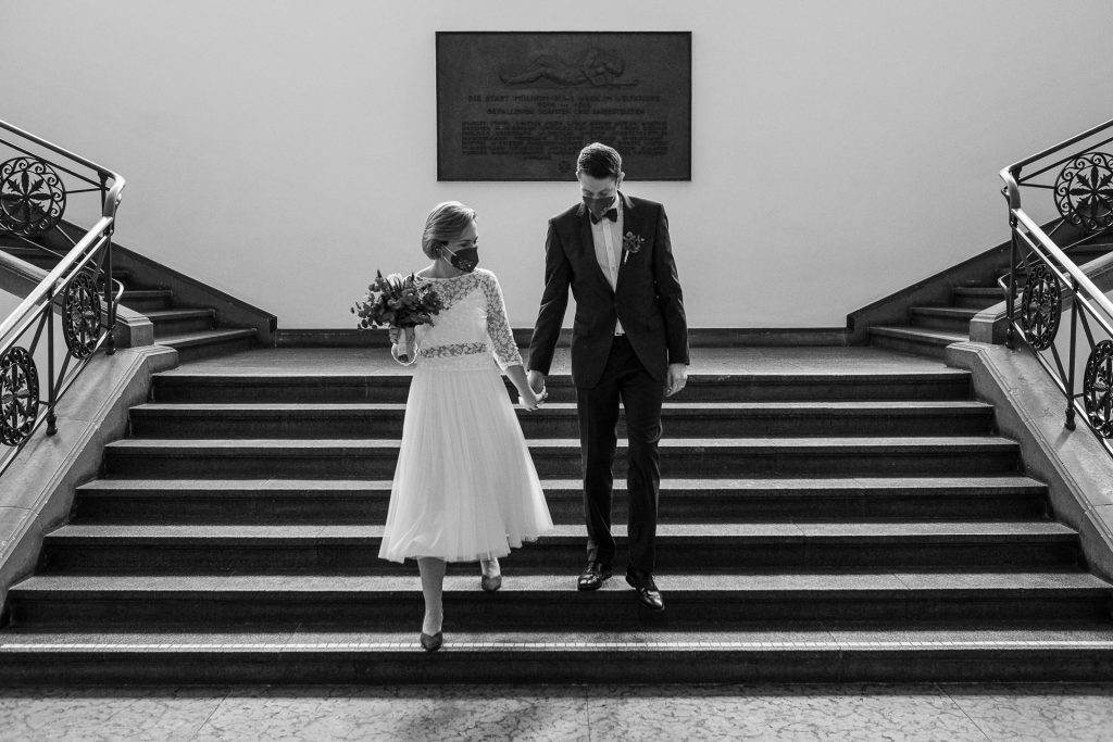 Brautpaar in der Eingangshalle des Standesamtes Mühlheim