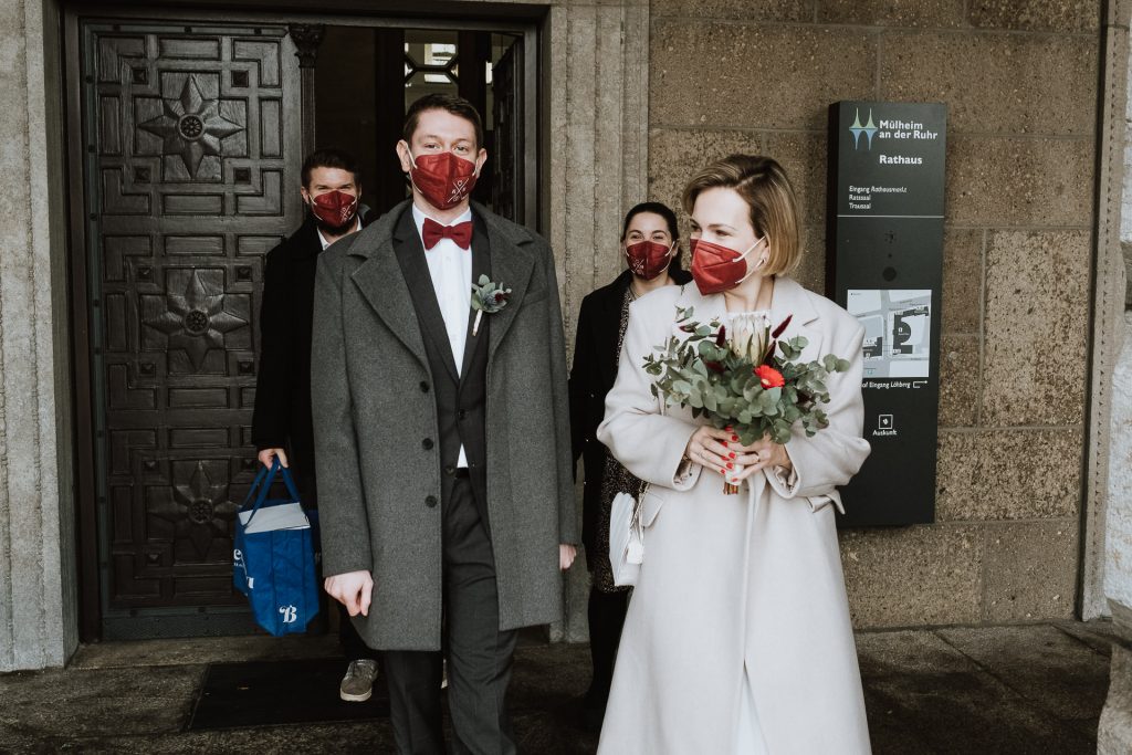 Brautpaar verlässt mit Trauzeugen das Standesamt Mühlheim