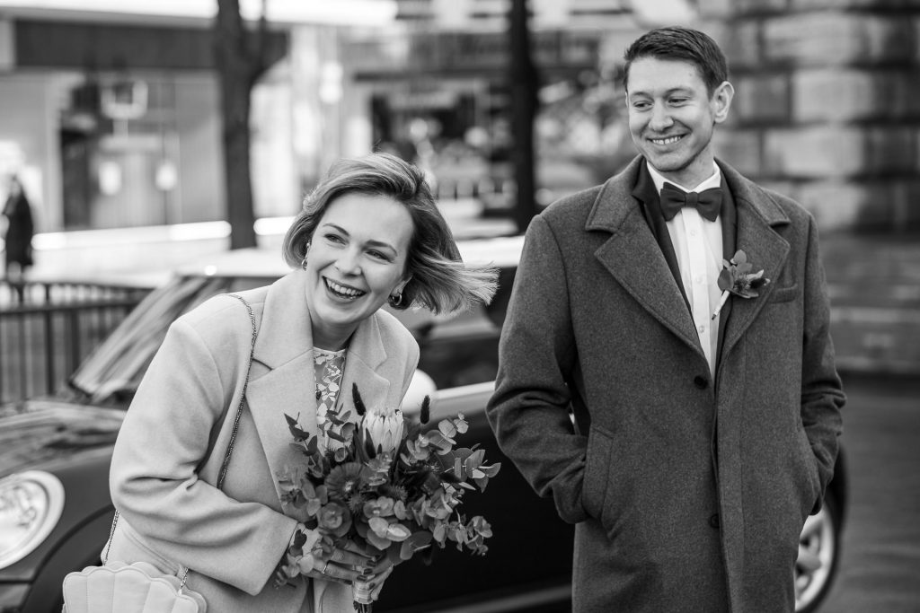 Brautpaar auf dem Weg zur standesamtlichen Trauung