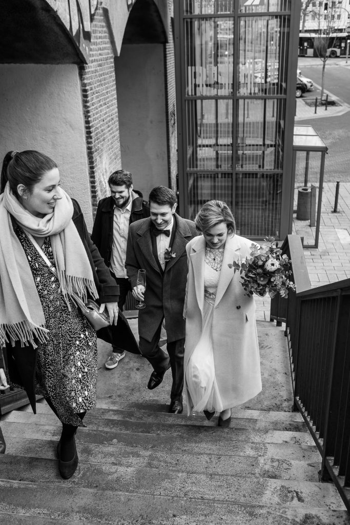 Brautpaar läuft mit den beiden Trauzeugen durch Mühlheim