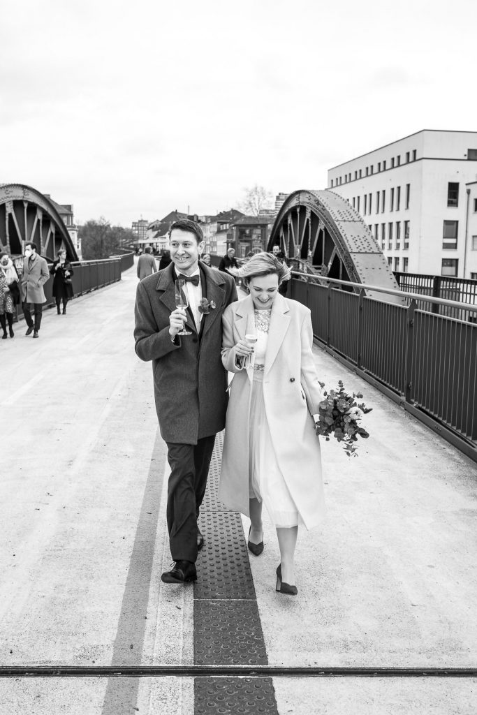 Brautpaar schlendert nach der Trauung durch Mühlheim über eine Fahrradtrasse