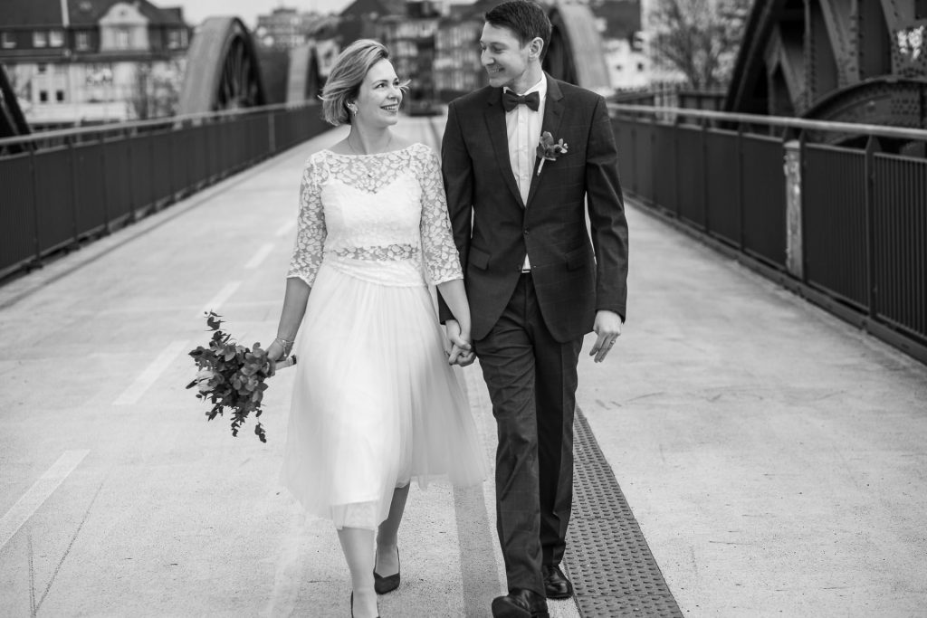 Brautpaar läuft entspannt über die Fahrradtrasse in Mühlheim