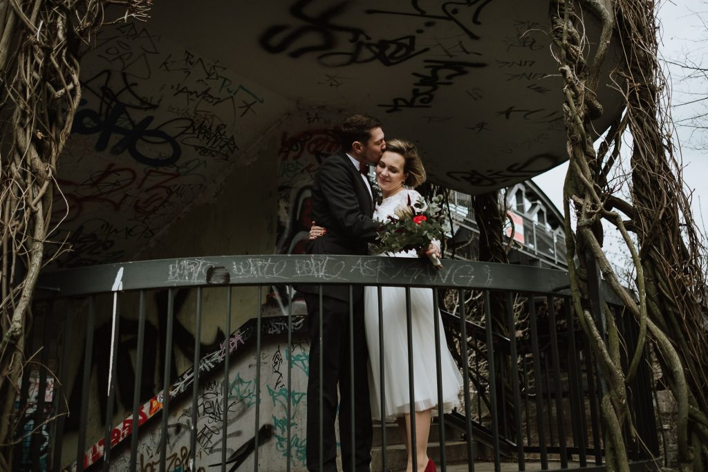 Brautpaar Shooting vor Graffiti auf einer Treppe