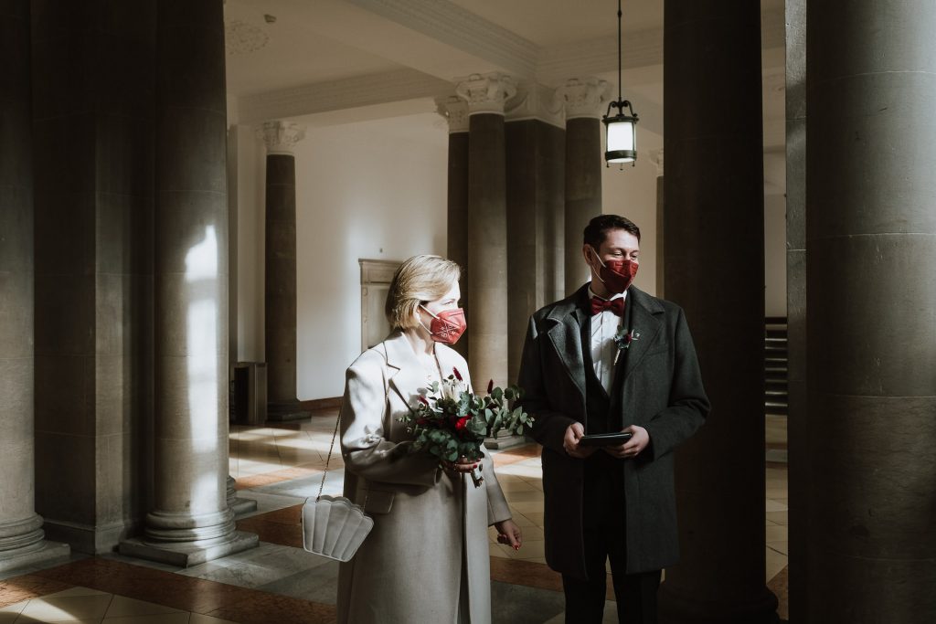Brautpaar mit Maske im Standesamt Mühlheim