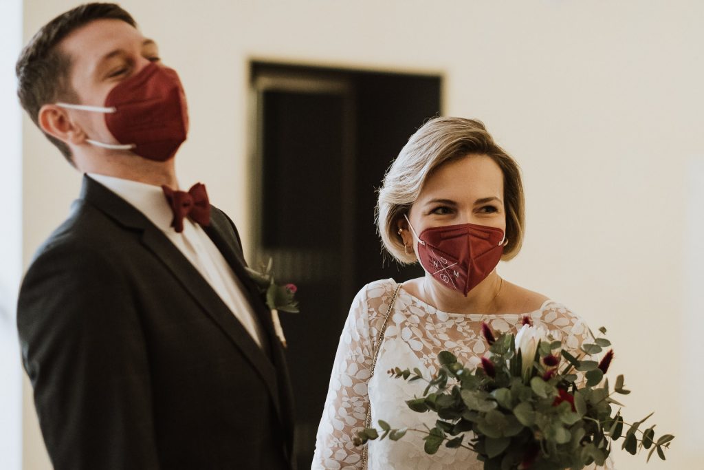 Brautpaar mit Maske vor dem Trauzimmer im Standesamt Mühlheim