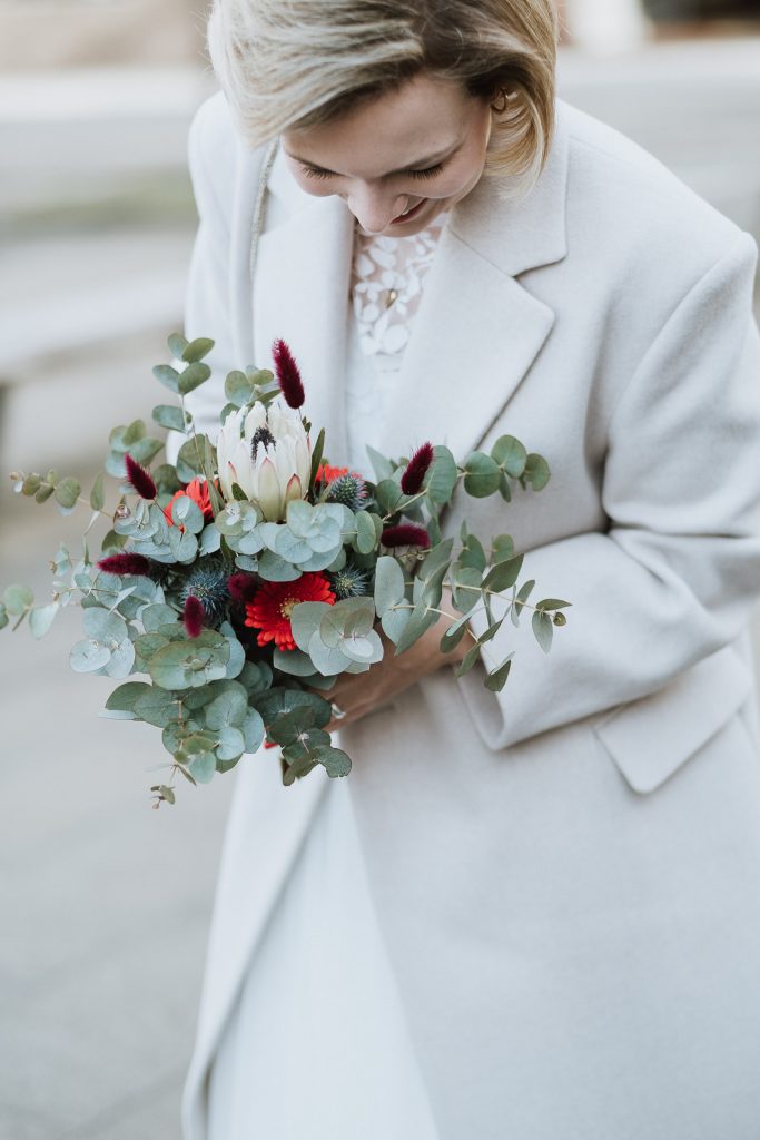 Braut mit Brautstrauss vor dem Standesamt Mühlheim