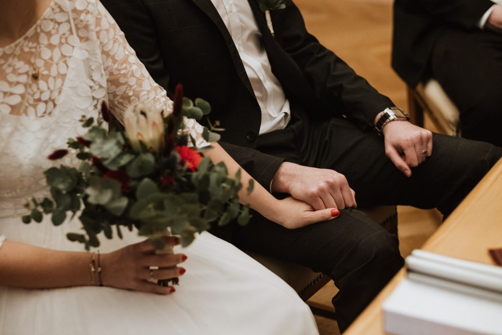 Brautpaar hält Händchen während der Trauung im Standesamt Mühlheim