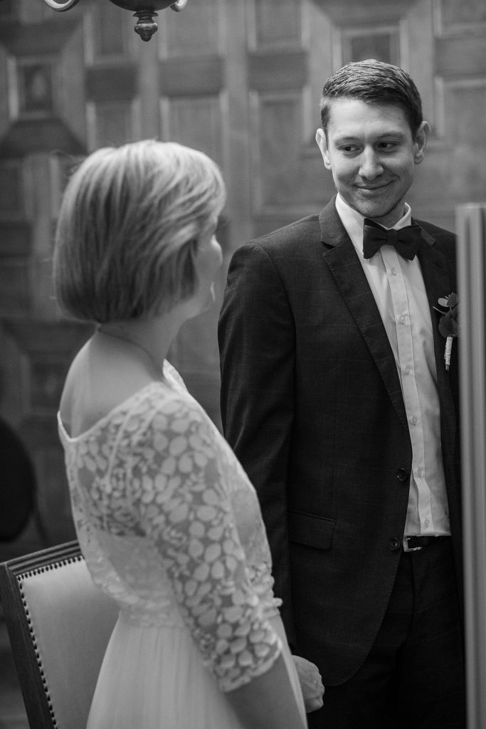 Brautpaar schaut sich verliebt an im Standesamt Mühlheim